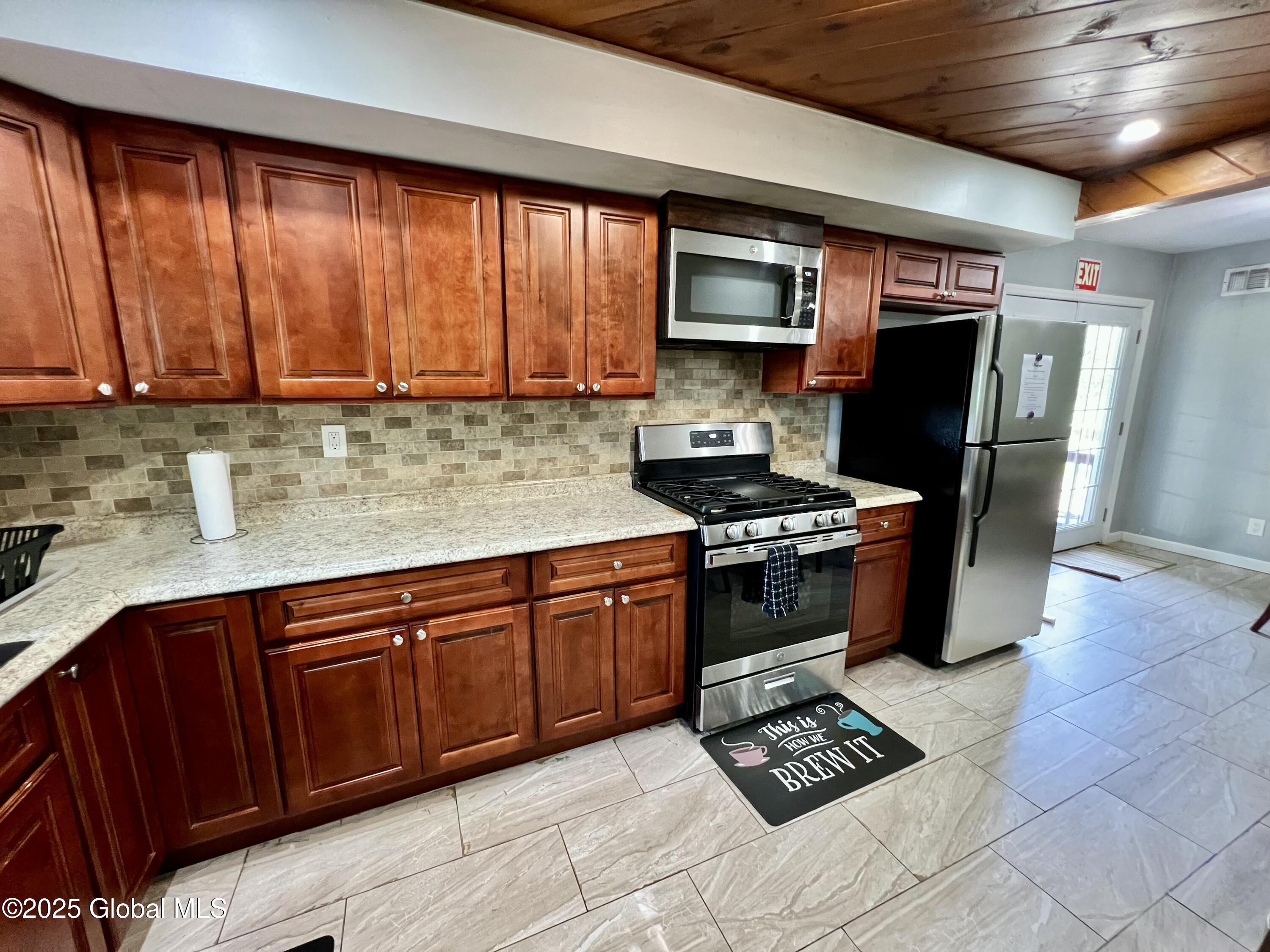 Mayfield, New York 12117, United States, 4 Bedrooms Bedrooms, ,3 BathroomsBathrooms,Residential,Active,132851