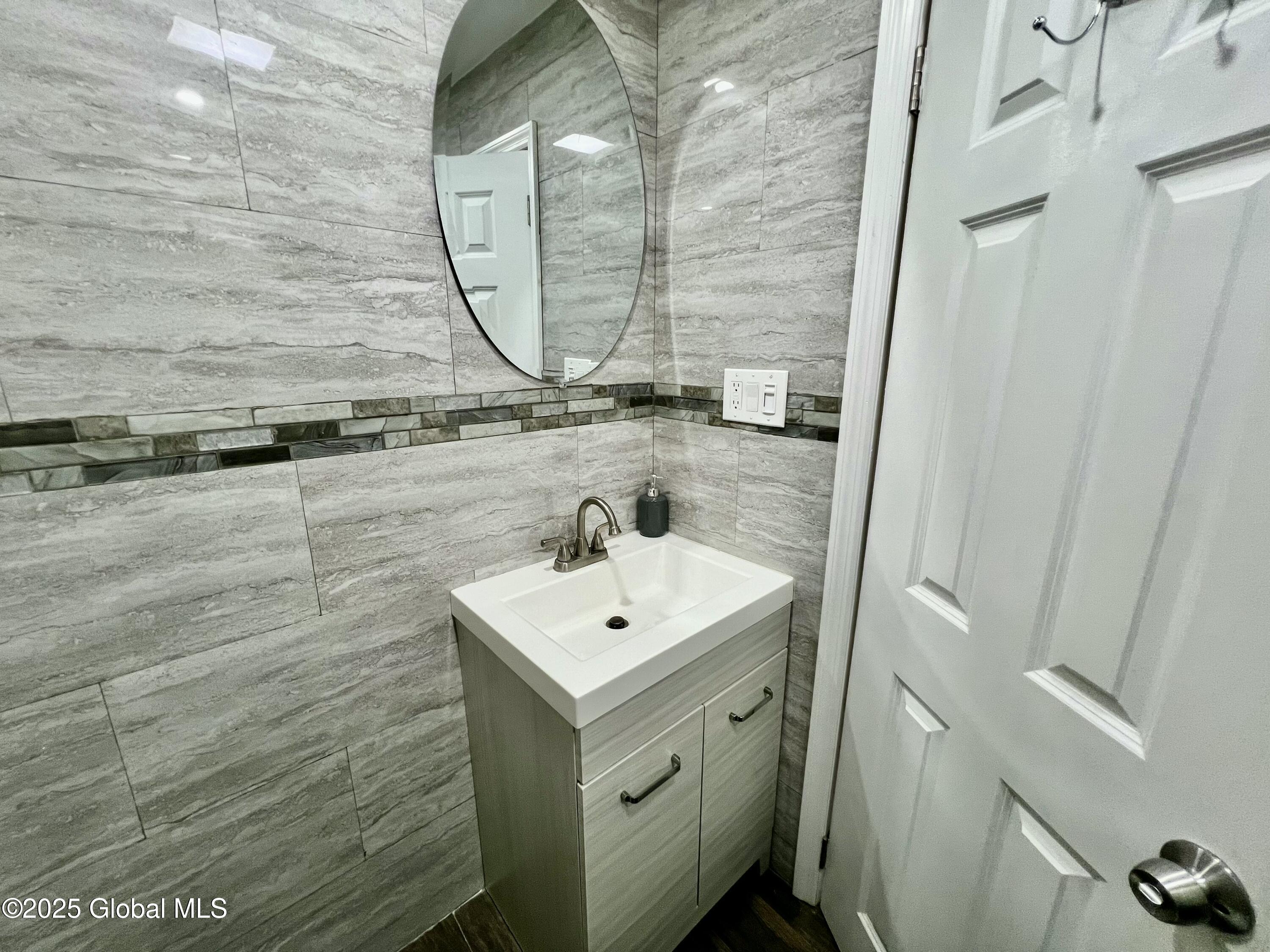 Mayfield, New York 12117, United States, 4 Bedrooms Bedrooms, ,3 BathroomsBathrooms,Residential,Active,132851