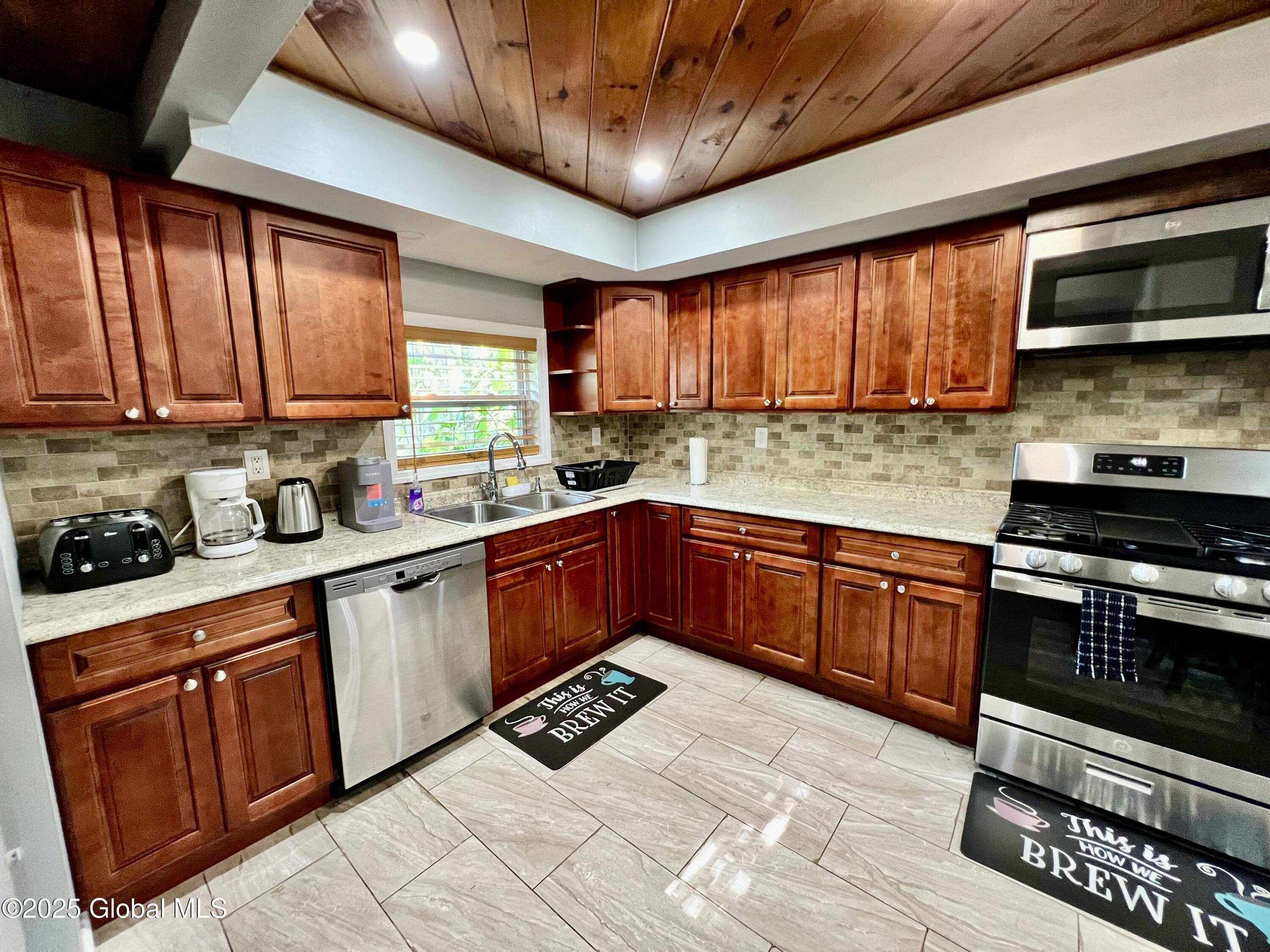 Mayfield, New York 12117, United States, 4 Bedrooms Bedrooms, ,3 BathroomsBathrooms,Residential,Active,132851