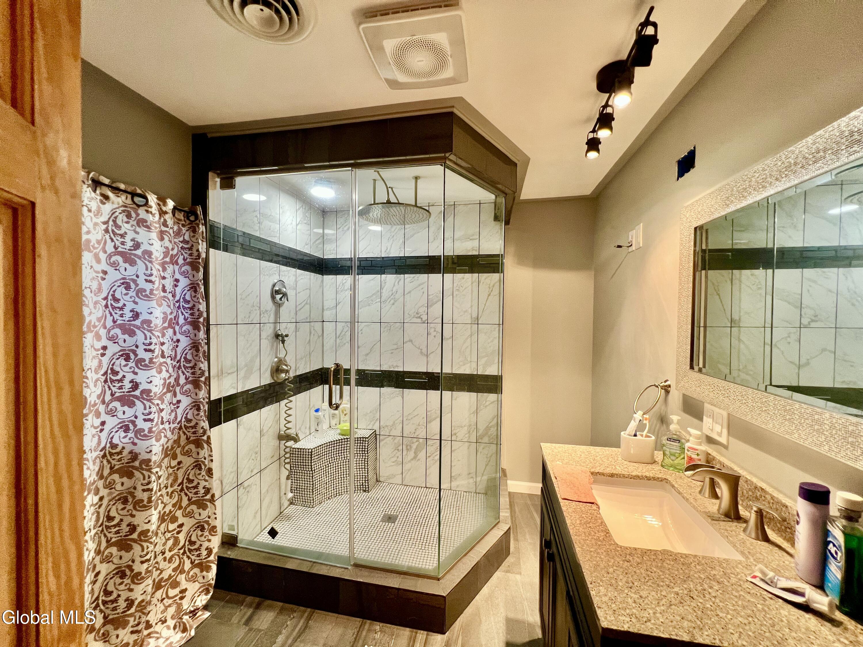 Schenectady, New York 12306, United States, 5 Bedrooms Bedrooms, ,2 BathroomsBathrooms,Residential,Active,201298