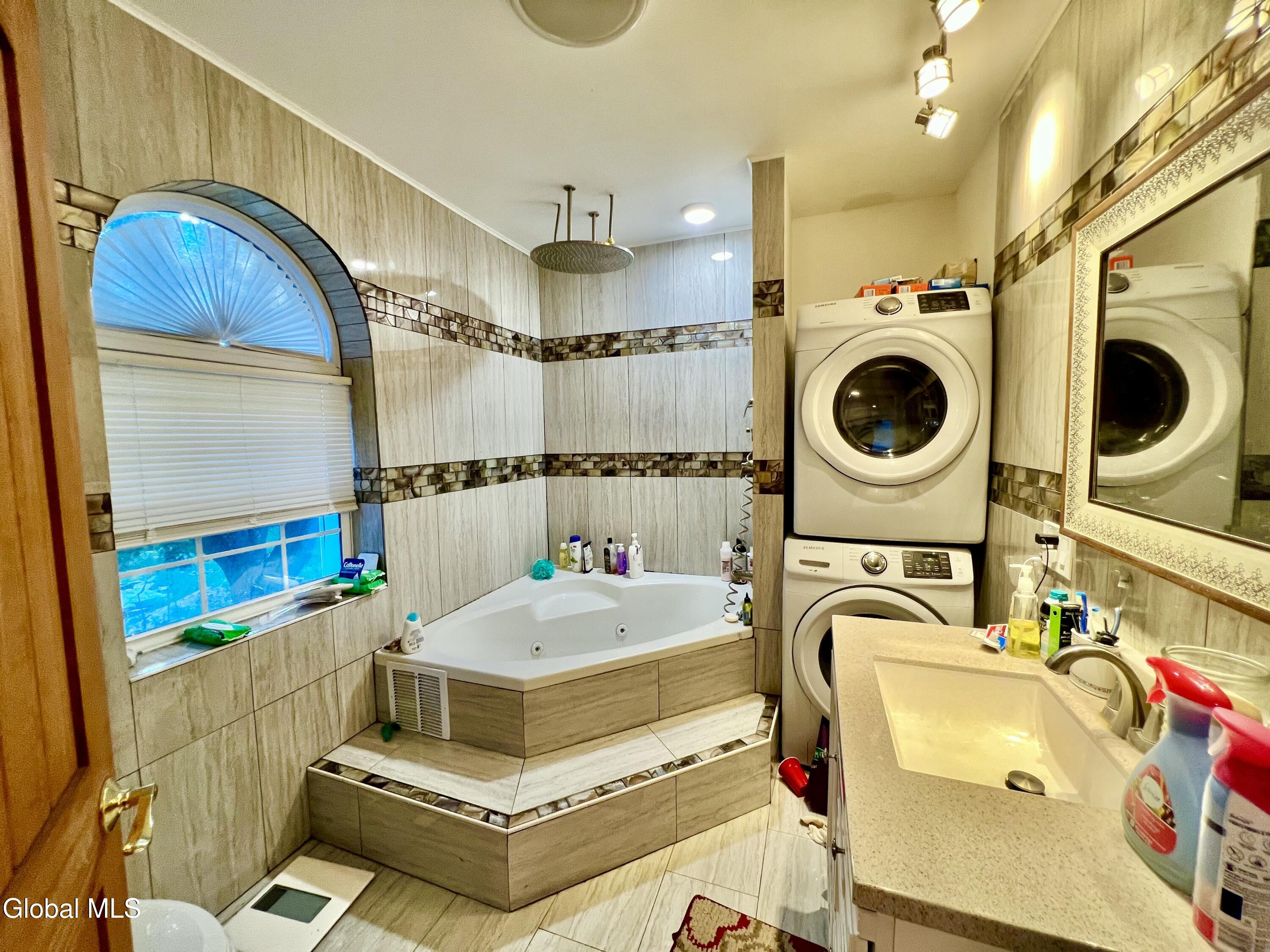 Schenectady, New York 12306, United States, 5 Bedrooms Bedrooms, ,2 BathroomsBathrooms,Residential,Active,201298