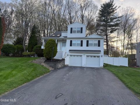 Photo of 31 Ponderosa Drive, Clifton Park, NY 12065 (MLS # 202622216)