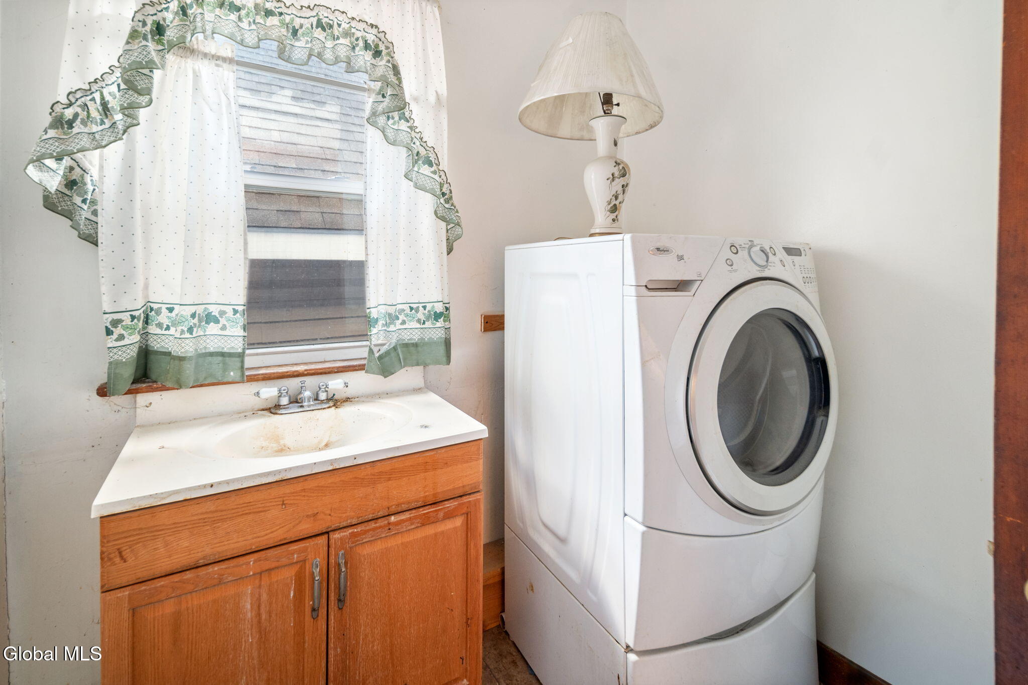 Schenectady, New York 12304, United States, 4 Bedrooms Bedrooms, ,2 BathroomsBathrooms,Residential,Active,241822