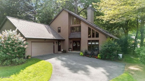 Photo of 25 Oaktree Lane, Schenectady, NY 12309 (MLS # 202625805)