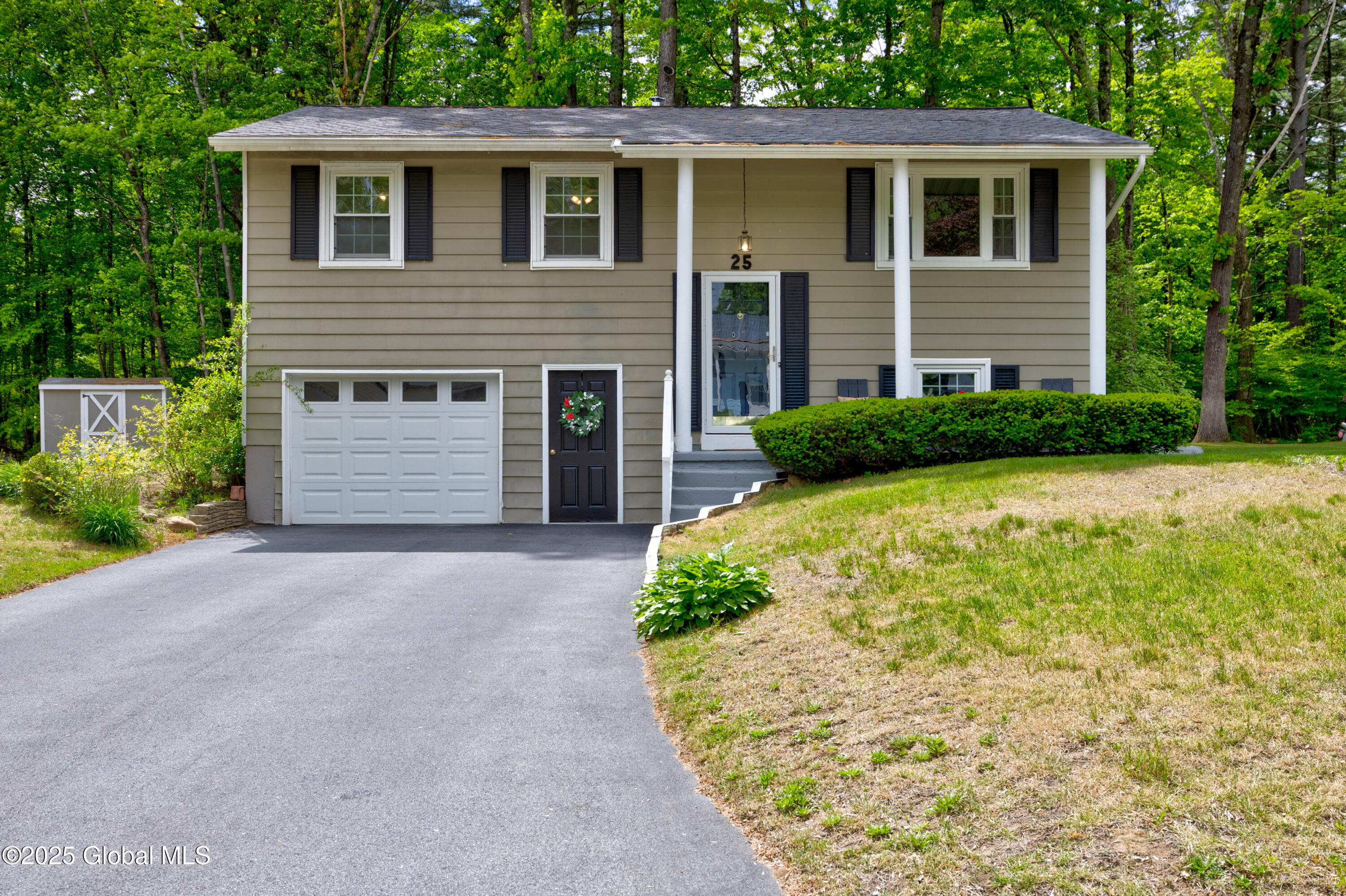 25 Lamplighter Lane Lane, Saratoga Springs, New York image 1