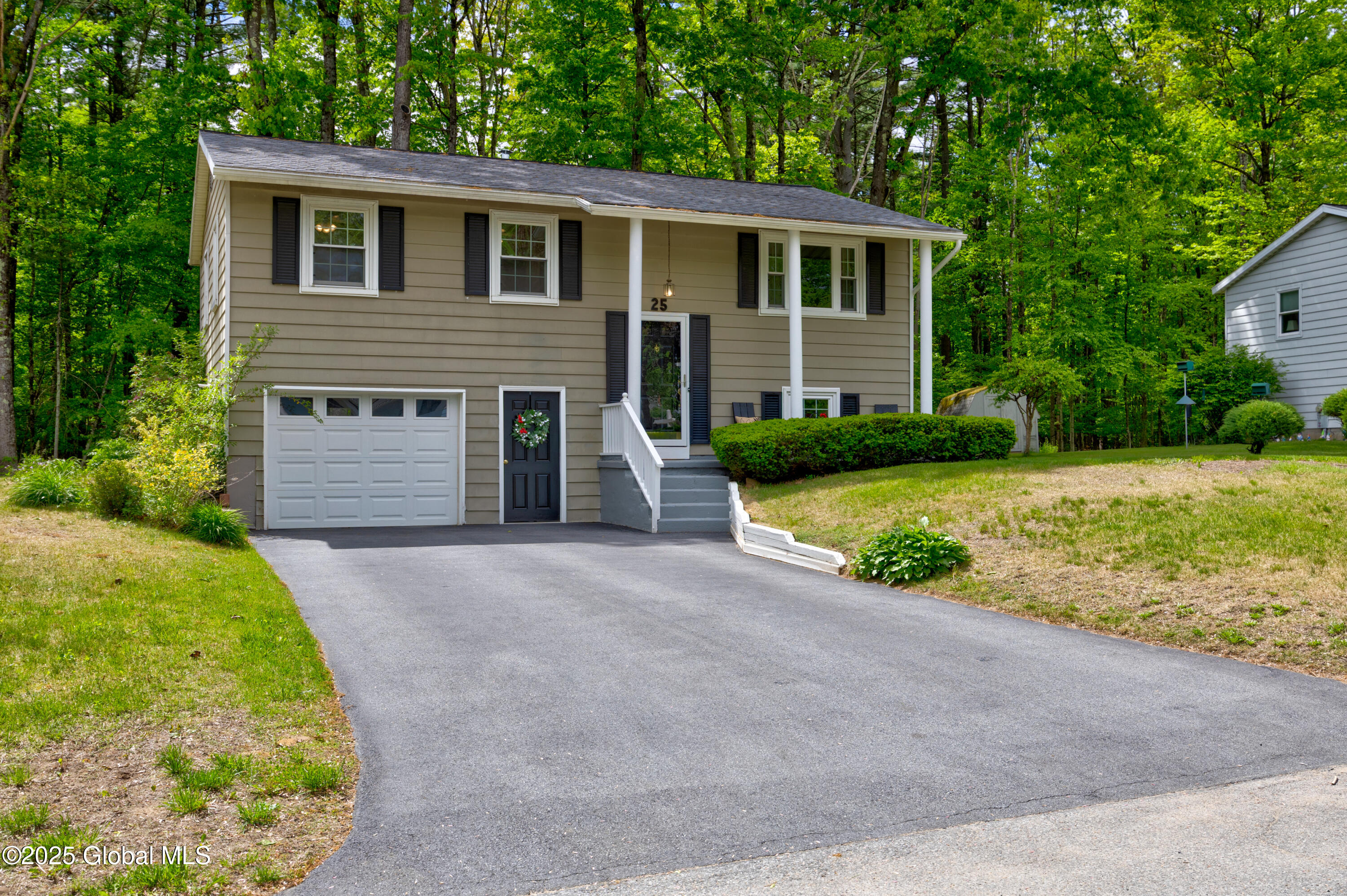 25 Lamplighter Lane Lane, Saratoga Springs, New York image 2