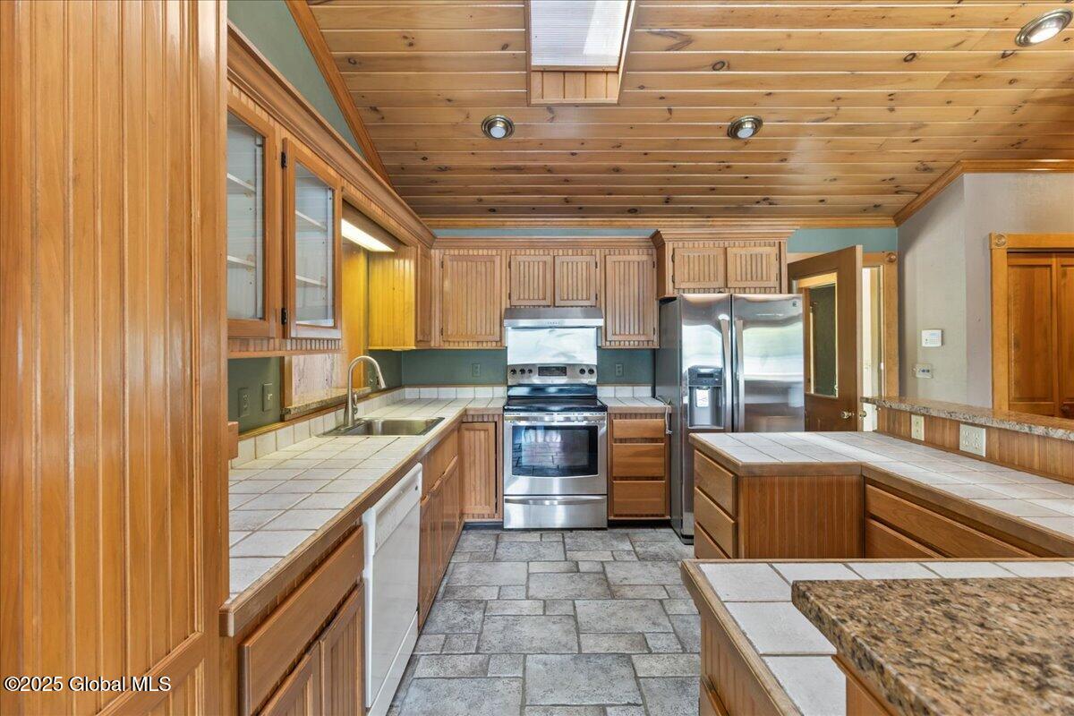 31 Fish Point Road, Bolton Landing, New York image 8