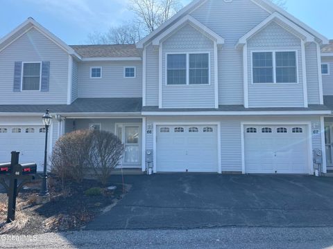 Photo of 66 Cobblestone Court, Schenectady, NY 12306 (MLS # 202615063)