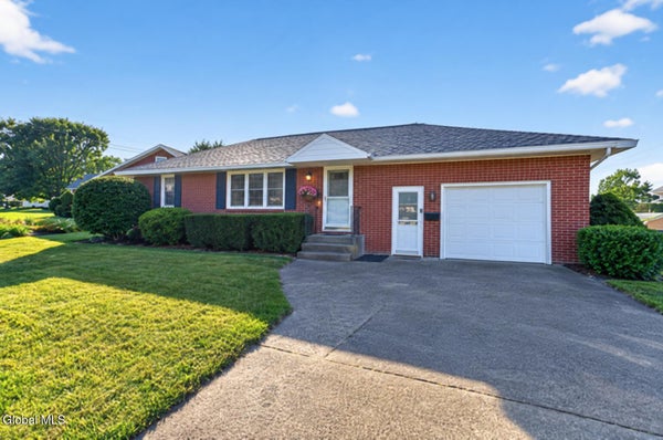 4 IRIS LN, COLONIE, NY 12205 - Image d7e5989783a0e3a197bc7c8e58bc0efd/842412041