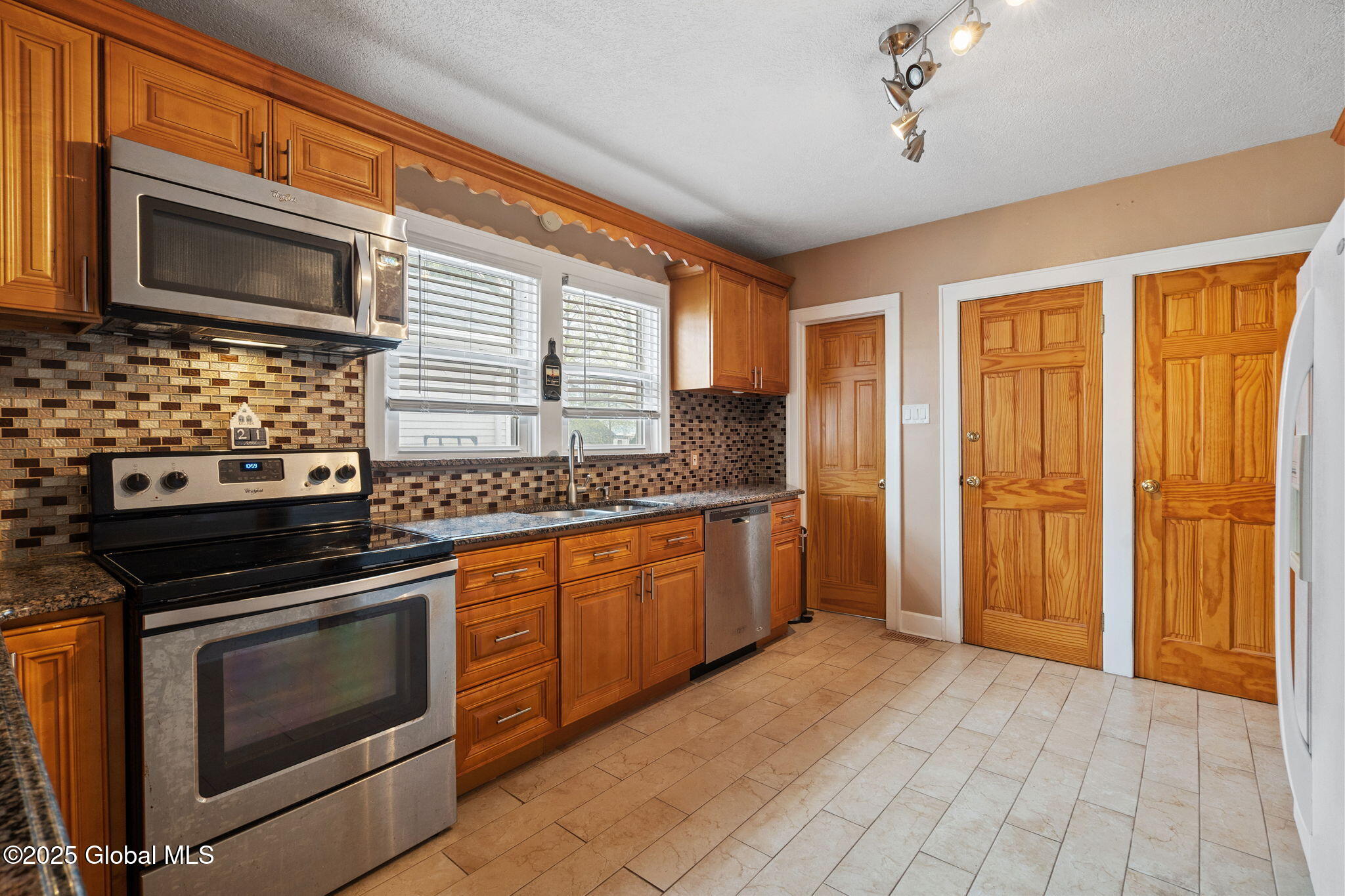 54 Holmes Court, Albany, New York image 16