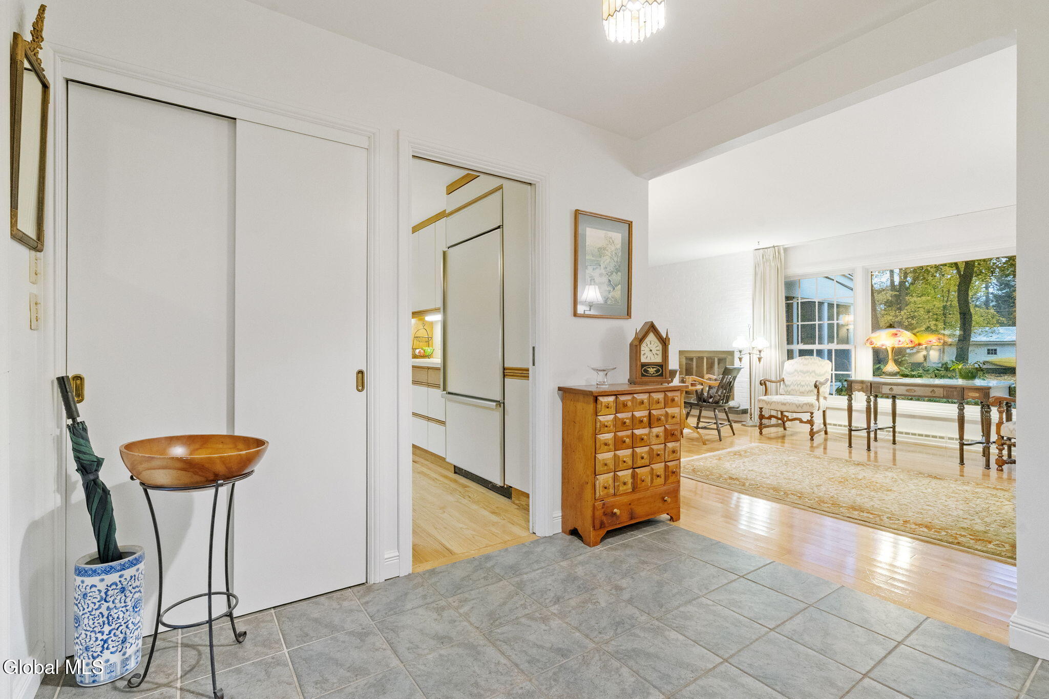 6 Arbor Dr / 591 Glen St