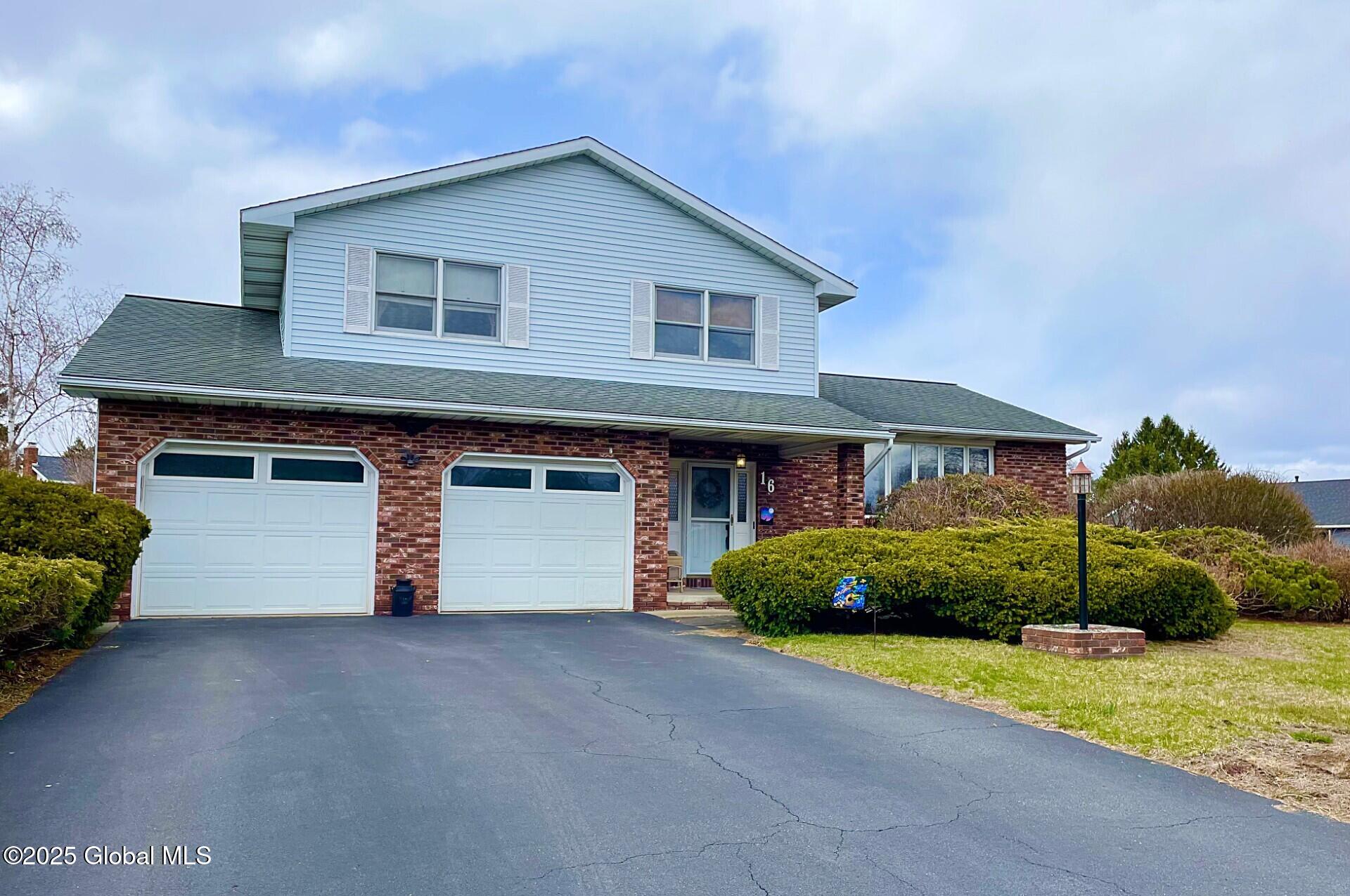 16 Huntleigh Drive, Loudonville, New York image 1
