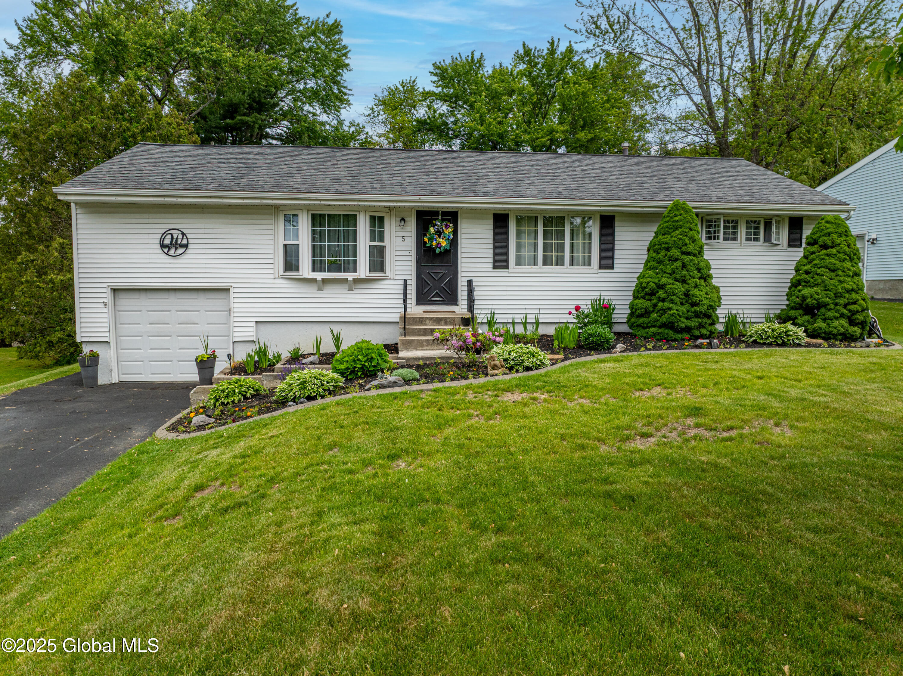 5 Colleen Drive, Loudonville, New York image 1