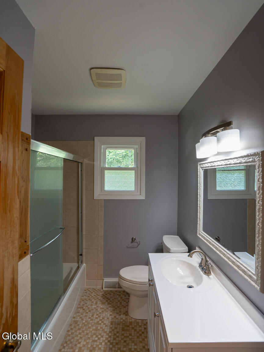 Schenectady, New York 12303, United States, 3 Bedrooms Bedrooms, ,1 BathroomBathrooms,Residential,Contingent,185980