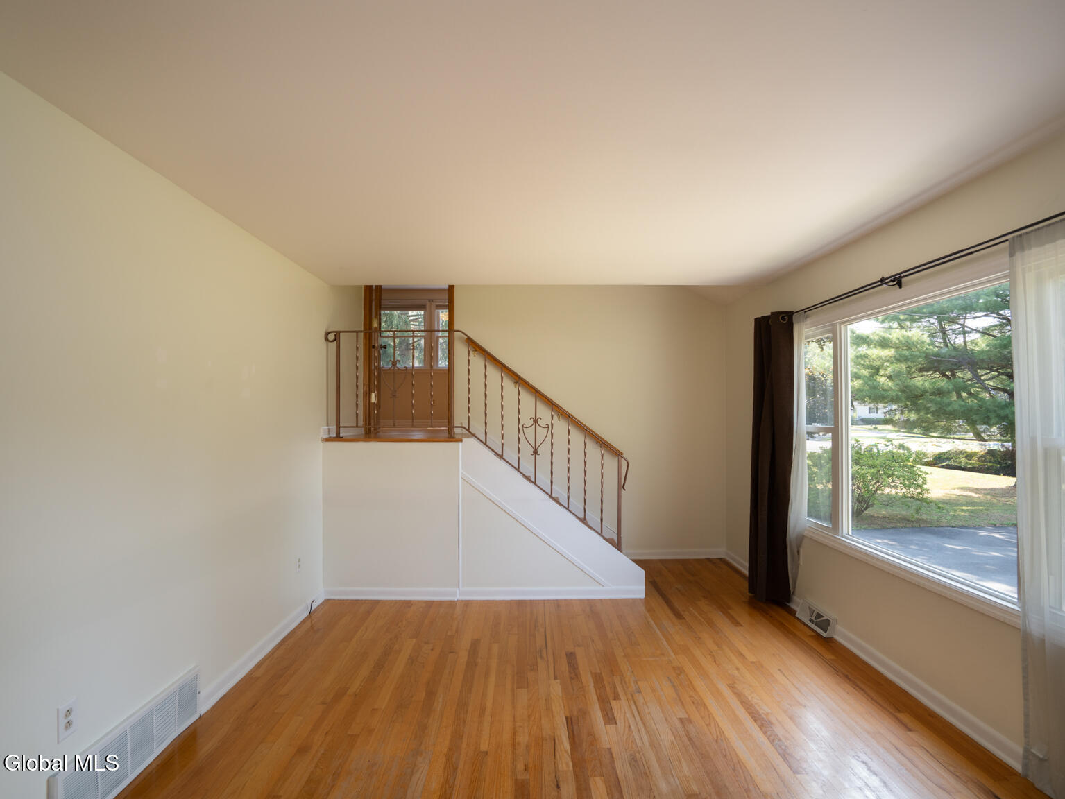 Schenectady, New York 12303, United States, 3 Bedrooms Bedrooms, ,1 BathroomBathrooms,Residential,Contingent,185980