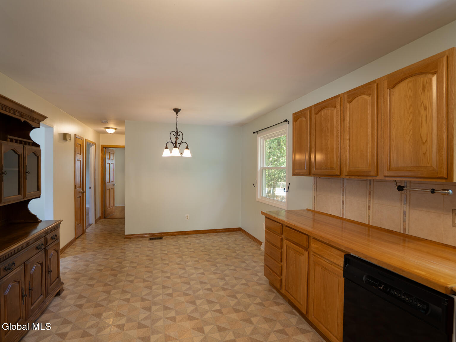 Schenectady, New York 12303, United States, 3 Bedrooms Bedrooms, ,1 BathroomBathrooms,Residential,Contingent,185980