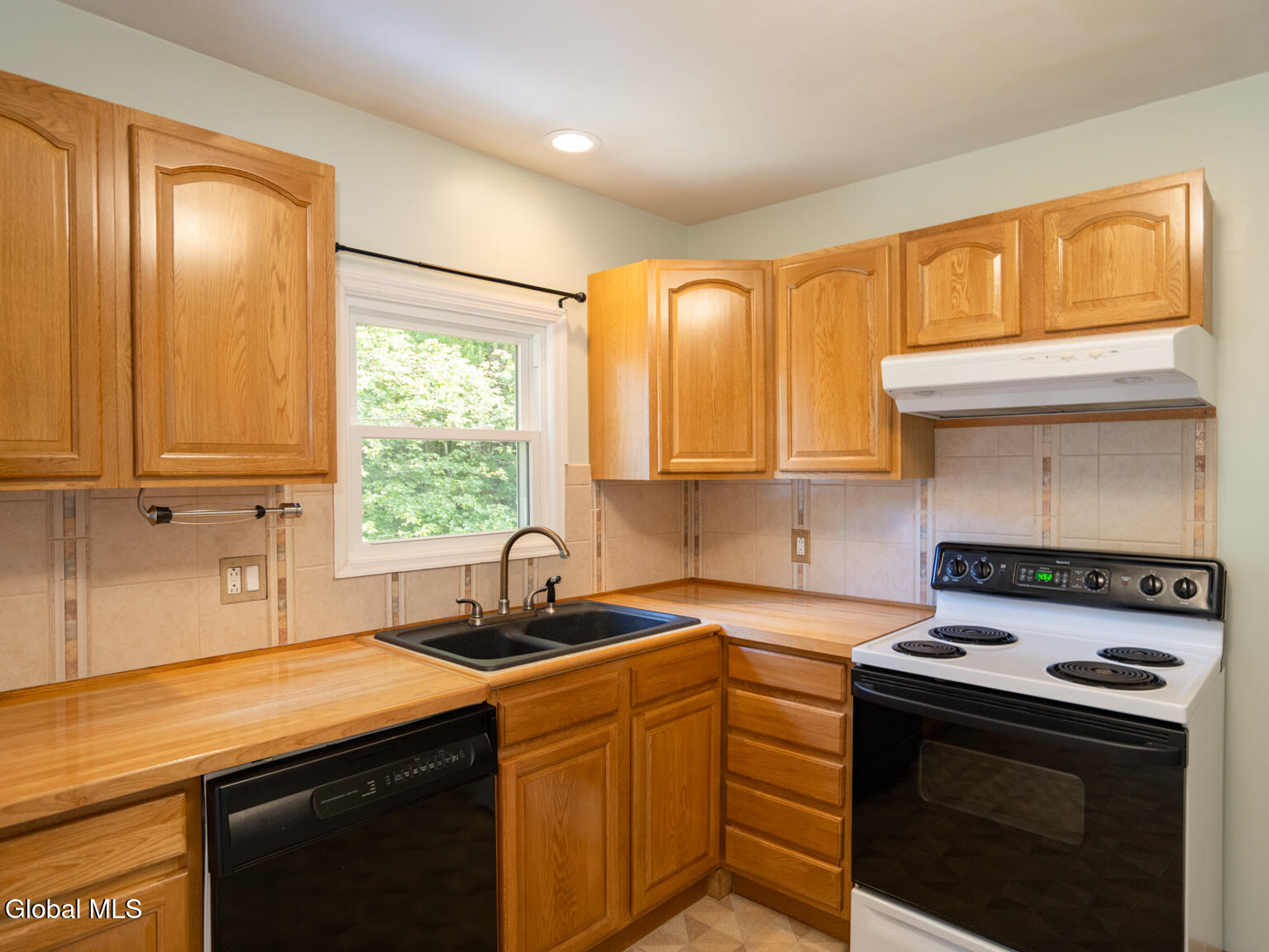 Schenectady, New York 12303, United States, 3 Bedrooms Bedrooms, ,1 BathroomBathrooms,Residential,Contingent,185980