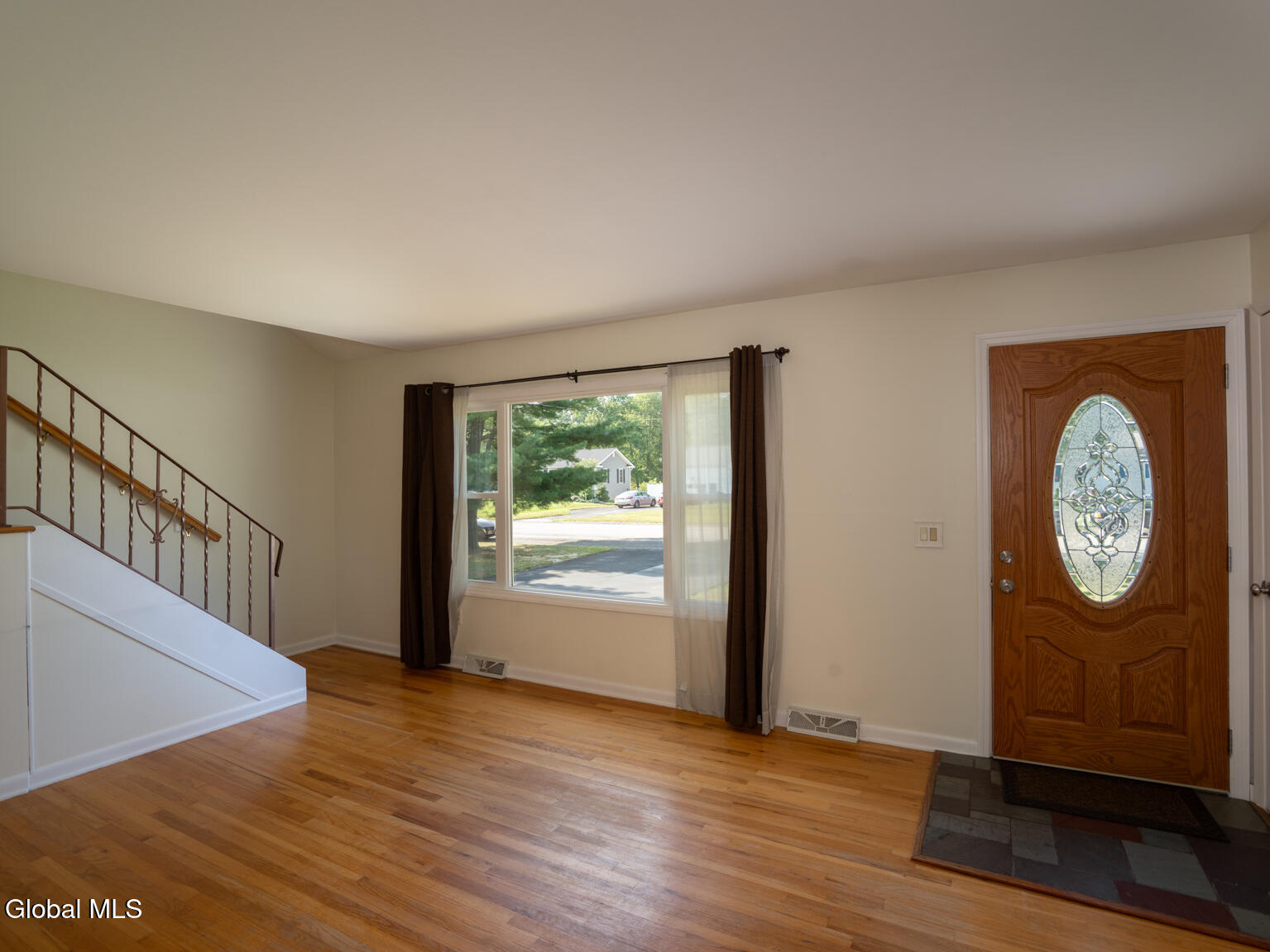 Schenectady, New York 12303, United States, 3 Bedrooms Bedrooms, ,1 BathroomBathrooms,Residential,Contingent,185980