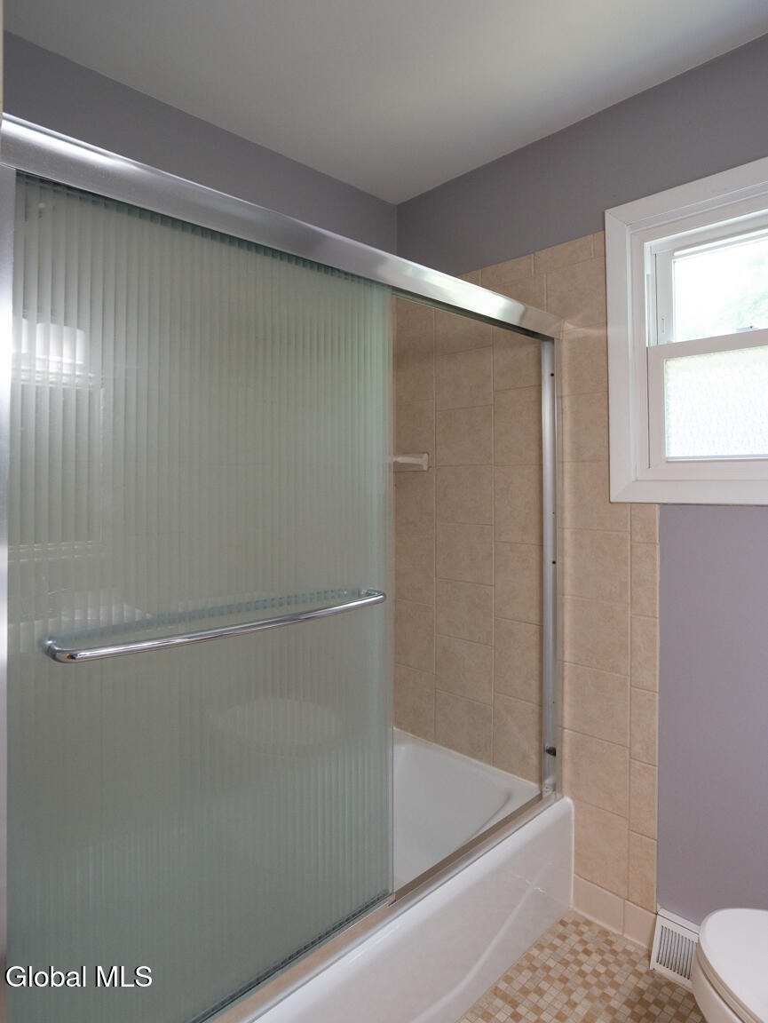 Schenectady, New York 12303, United States, 3 Bedrooms Bedrooms, ,1 BathroomBathrooms,Residential,Contingent,185980