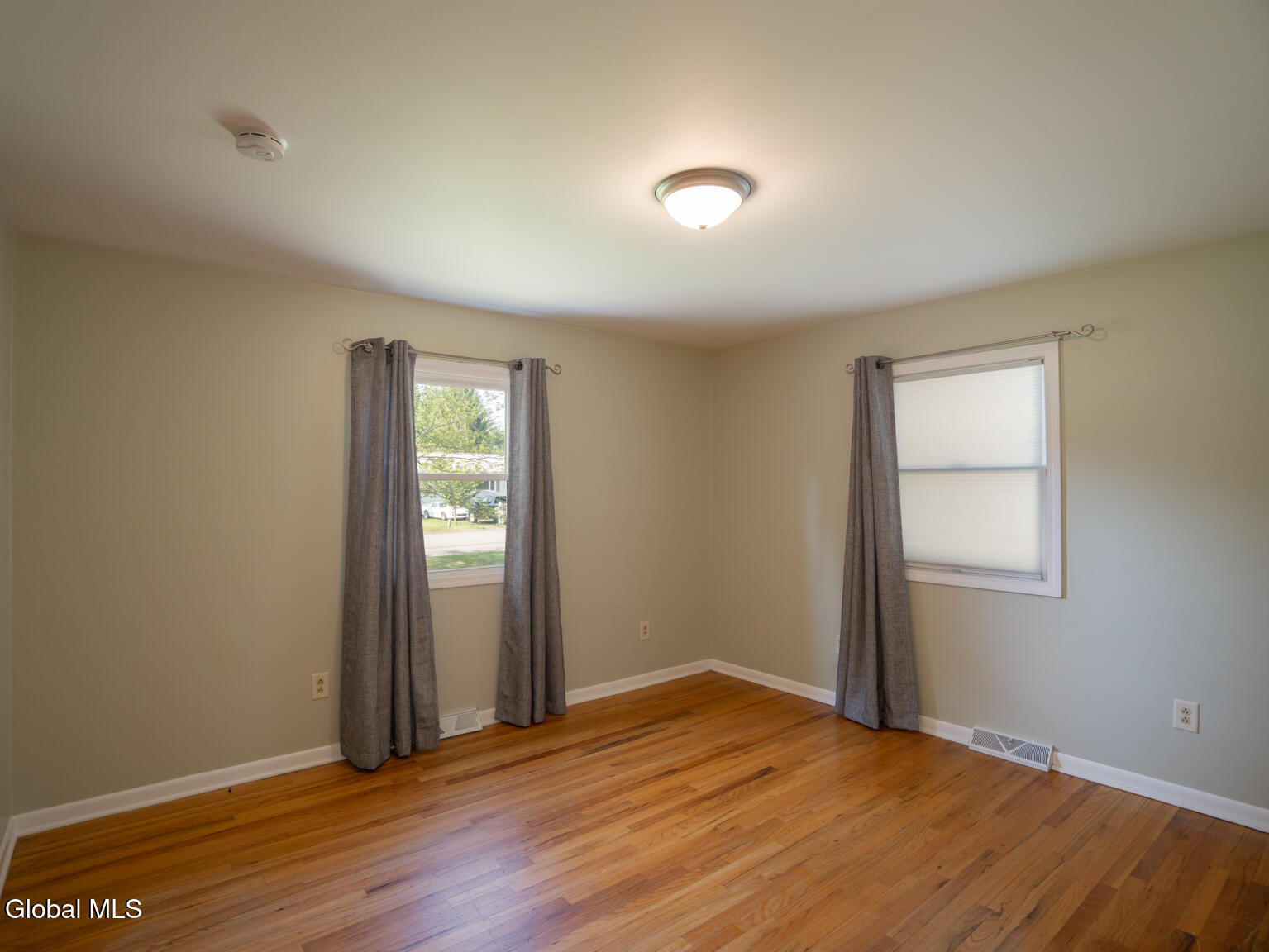 Schenectady, New York 12303, United States, 3 Bedrooms Bedrooms, ,1 BathroomBathrooms,Residential,Contingent,185980