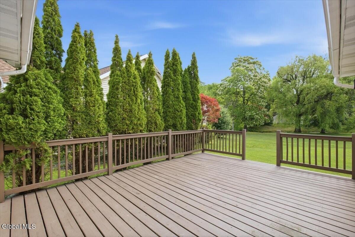 24 Loudonwood East