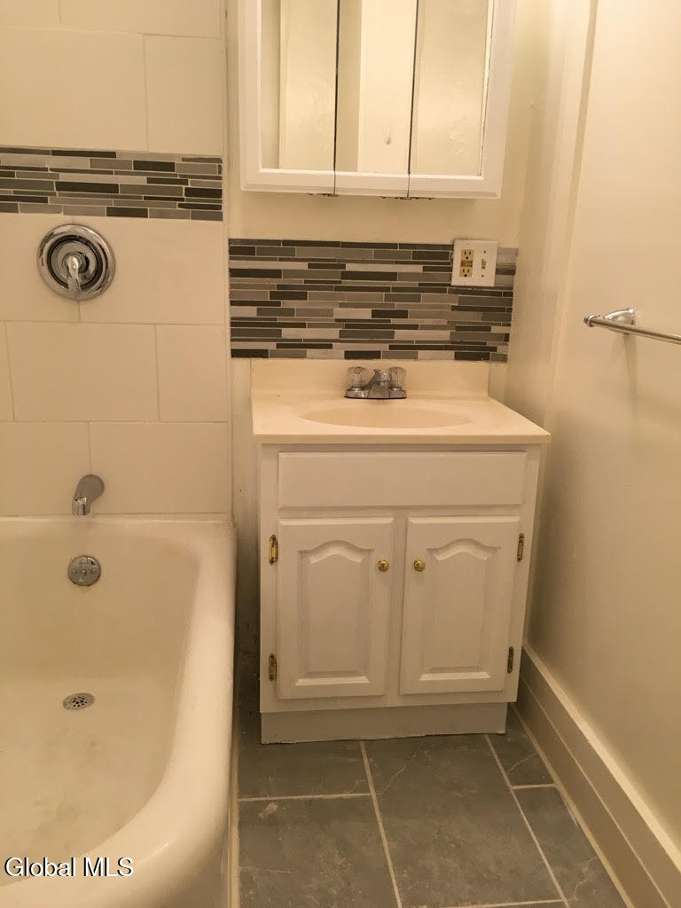 Albany, New York 12203, United States, 6 Bedrooms Bedrooms, ,3 BathroomsBathrooms,Residential,Active,229604