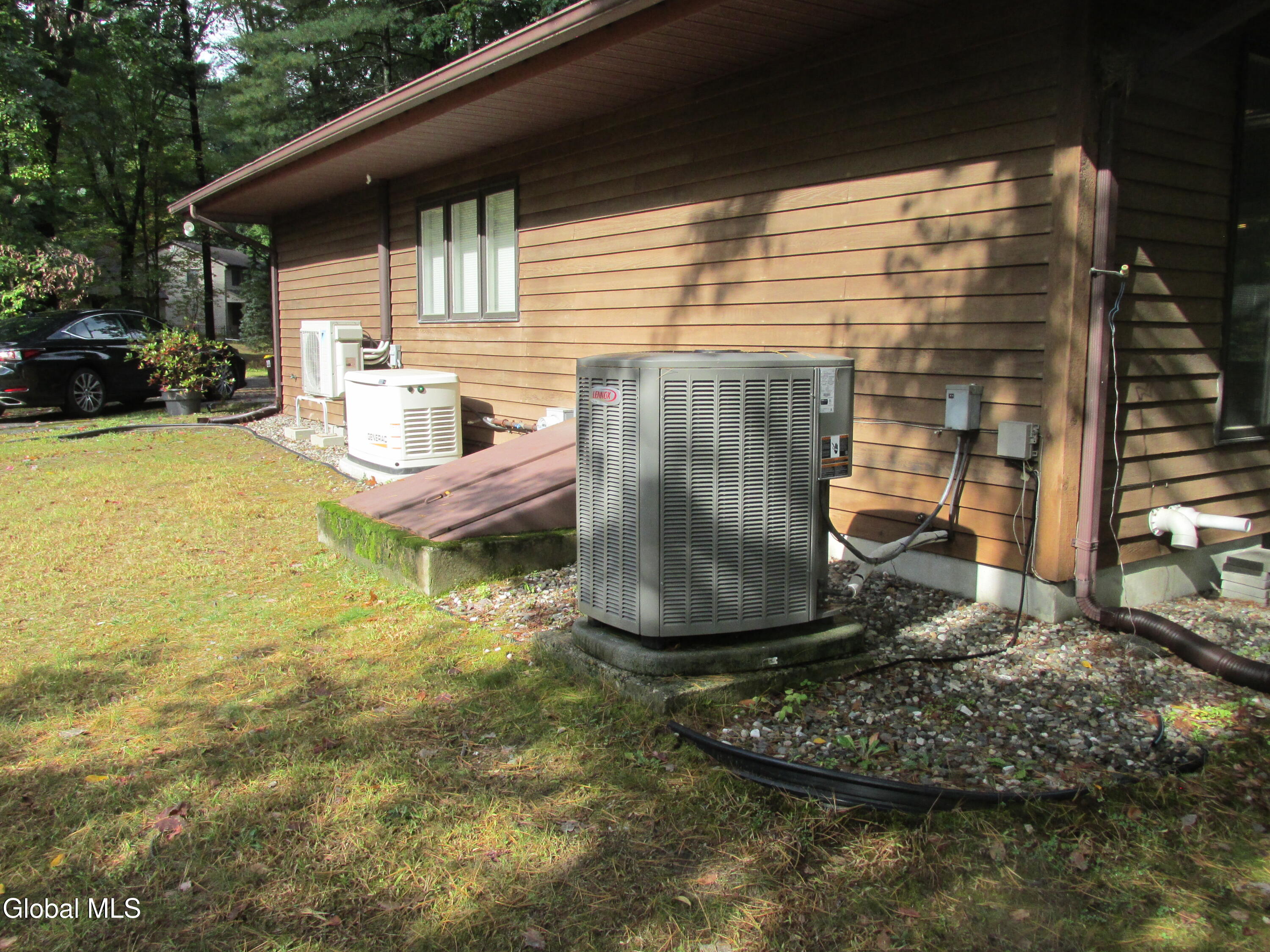 Ballston Lake, New York 12019, United States, 4 Bedrooms Bedrooms, ,3 BathroomsBathrooms,Residential,Active,218402