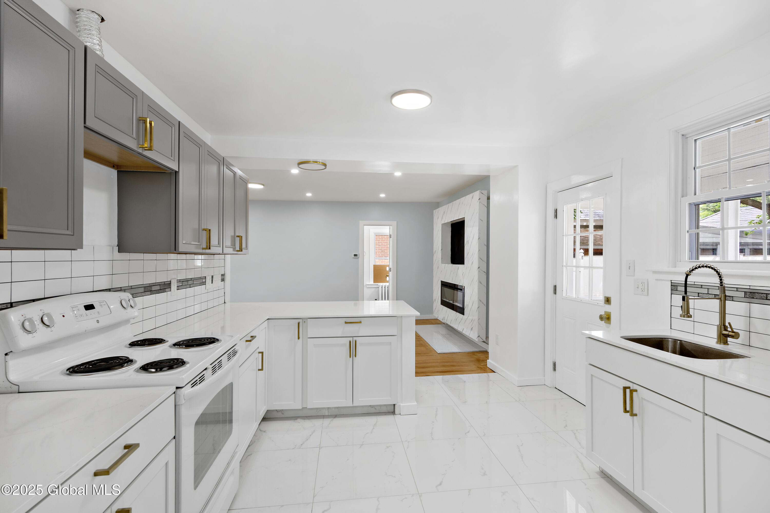 979 Washington Avenue, Albany, New York image 10