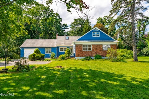 Photo of 4132 Buckingham Drive, Niskayuna, NY 12304 (MLS # 202625753)