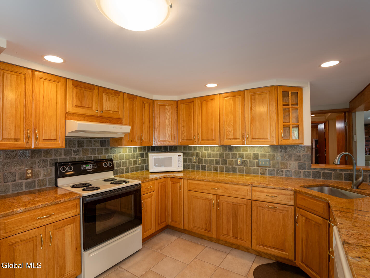 Kinderhook, New York 12184, United States, 3 Bedrooms Bedrooms, ,2 BathroomsBathrooms,Residential,Active,180691