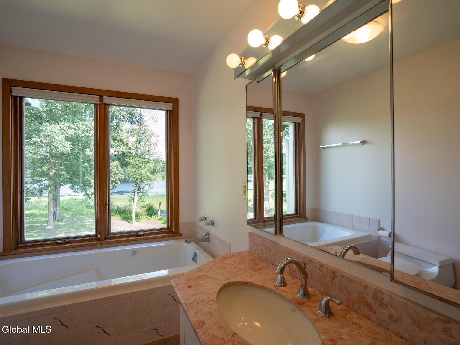 Kinderhook, New York 12184, United States, 3 Bedrooms Bedrooms, ,2 BathroomsBathrooms,Residential,Active,180691