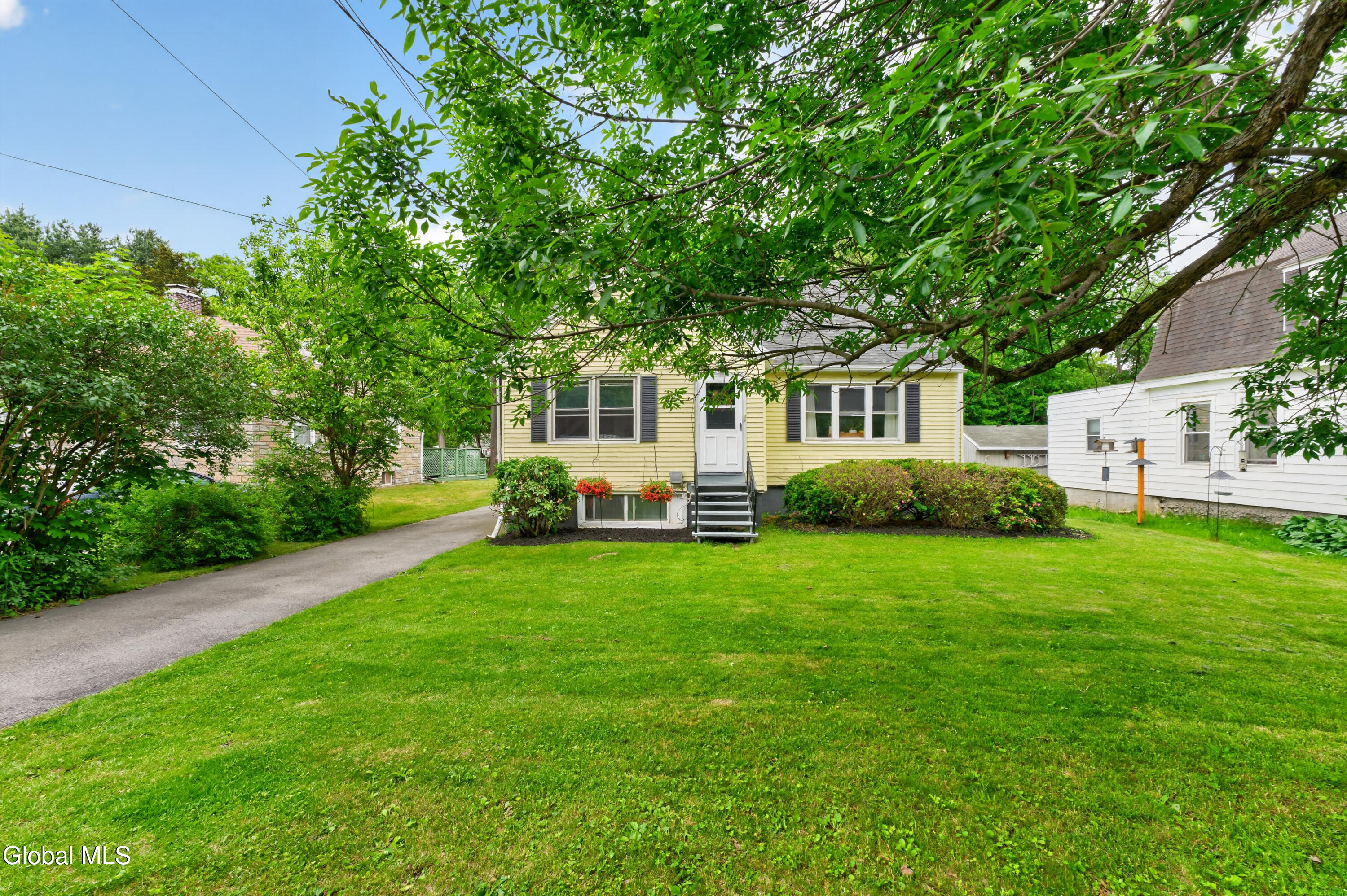 48 Schoolhouse Road