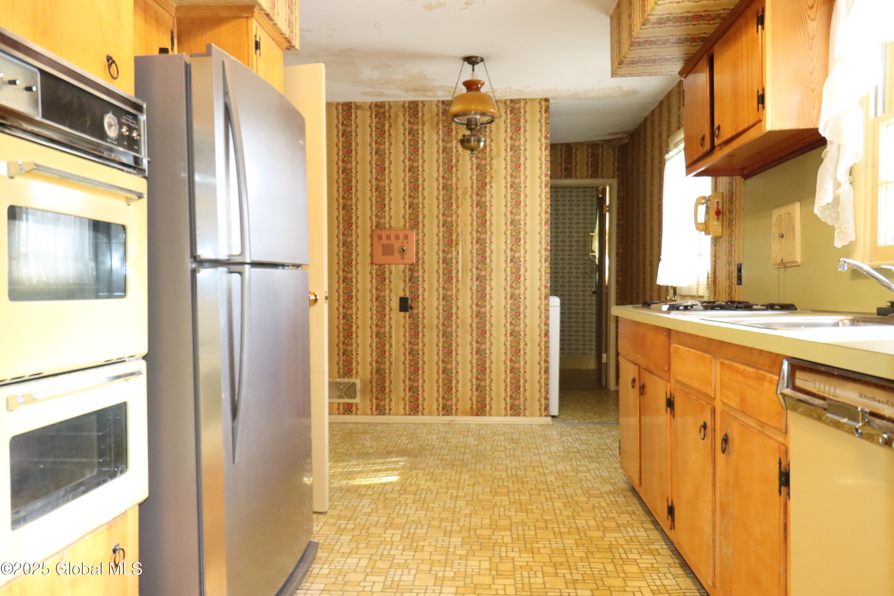 663 St Davids Lane, Niskayuna, New York image 8
