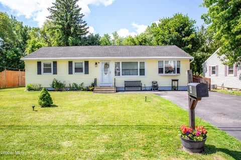 Homes For Sale - 4 Amelia Drive<br/> Albany County, Colonie, NY 12309
