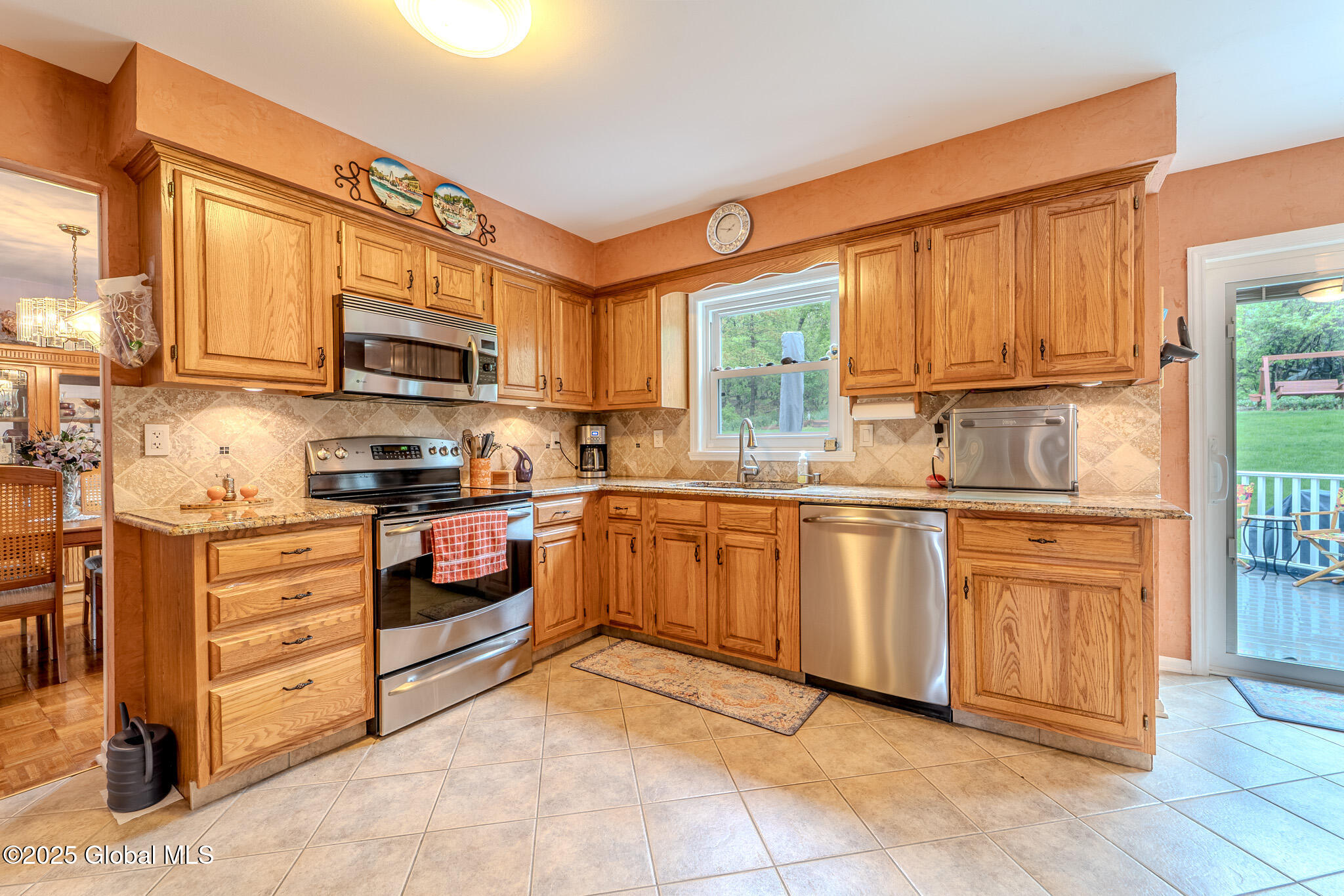 33 Robin Lane, Rensselaer, New York image 3