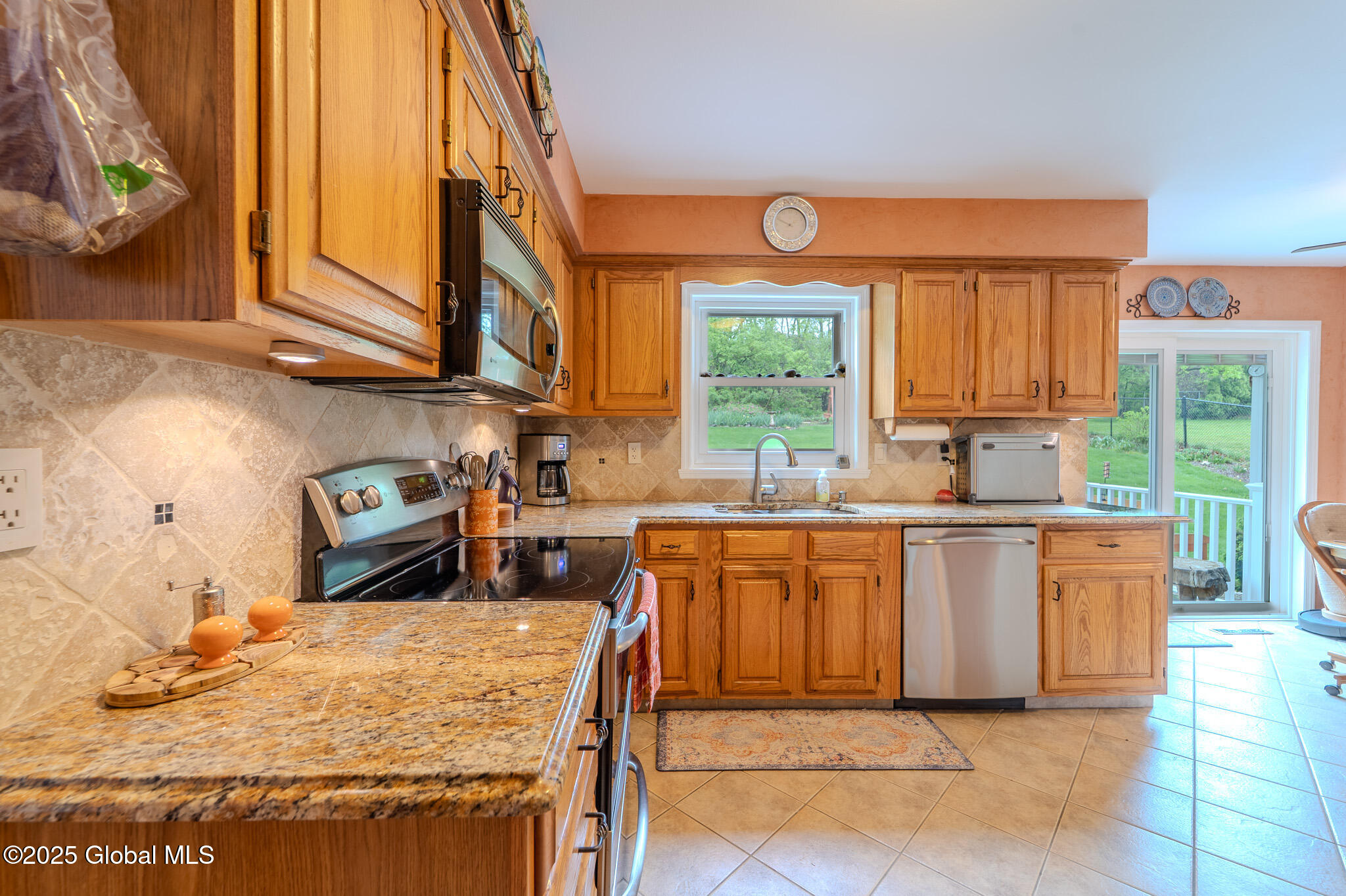 33 Robin Lane, Rensselaer, New York image 4