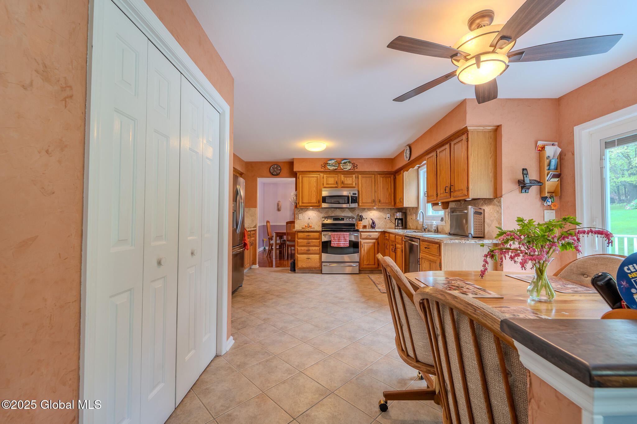 33 Robin Lane, Rensselaer, New York image 8