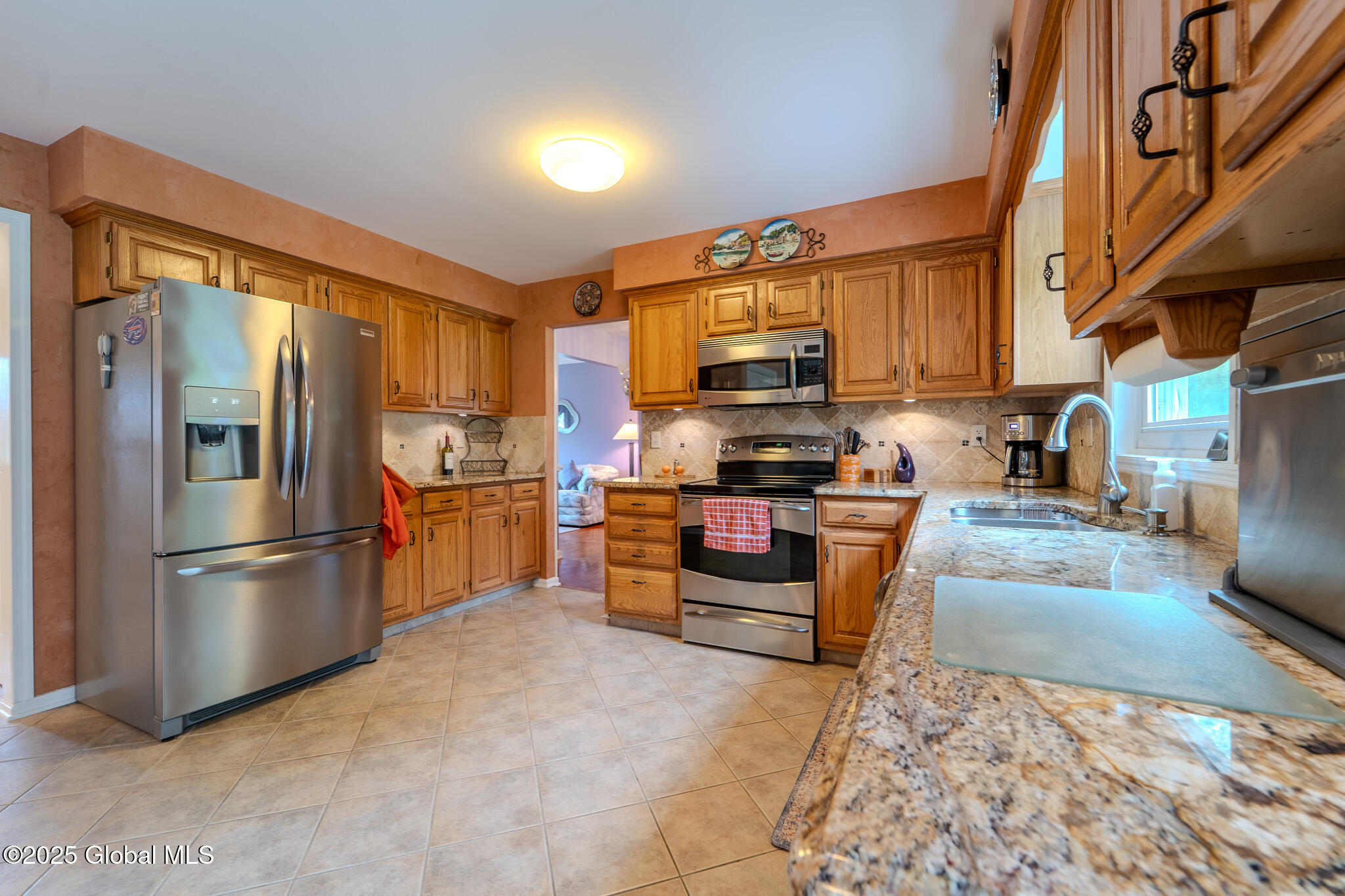 33 Robin Lane, Rensselaer, New York image 6