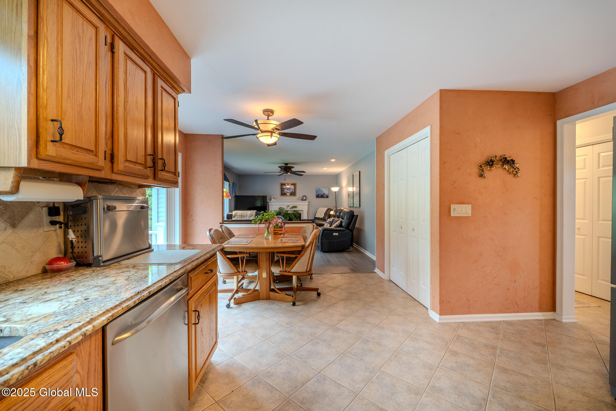 33 Robin Lane, Rensselaer, New York image 7
