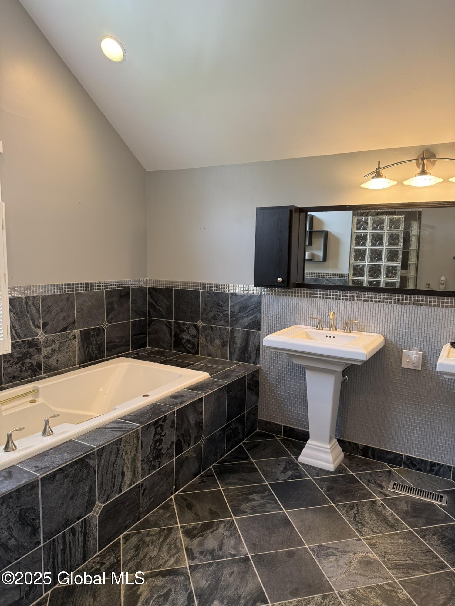 22 County Clare Lane, Niskayuna, New York image 43