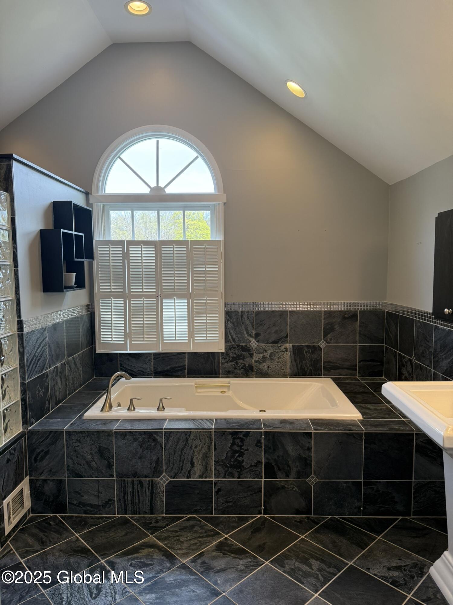 22 County Clare Lane, Niskayuna, New York image 45