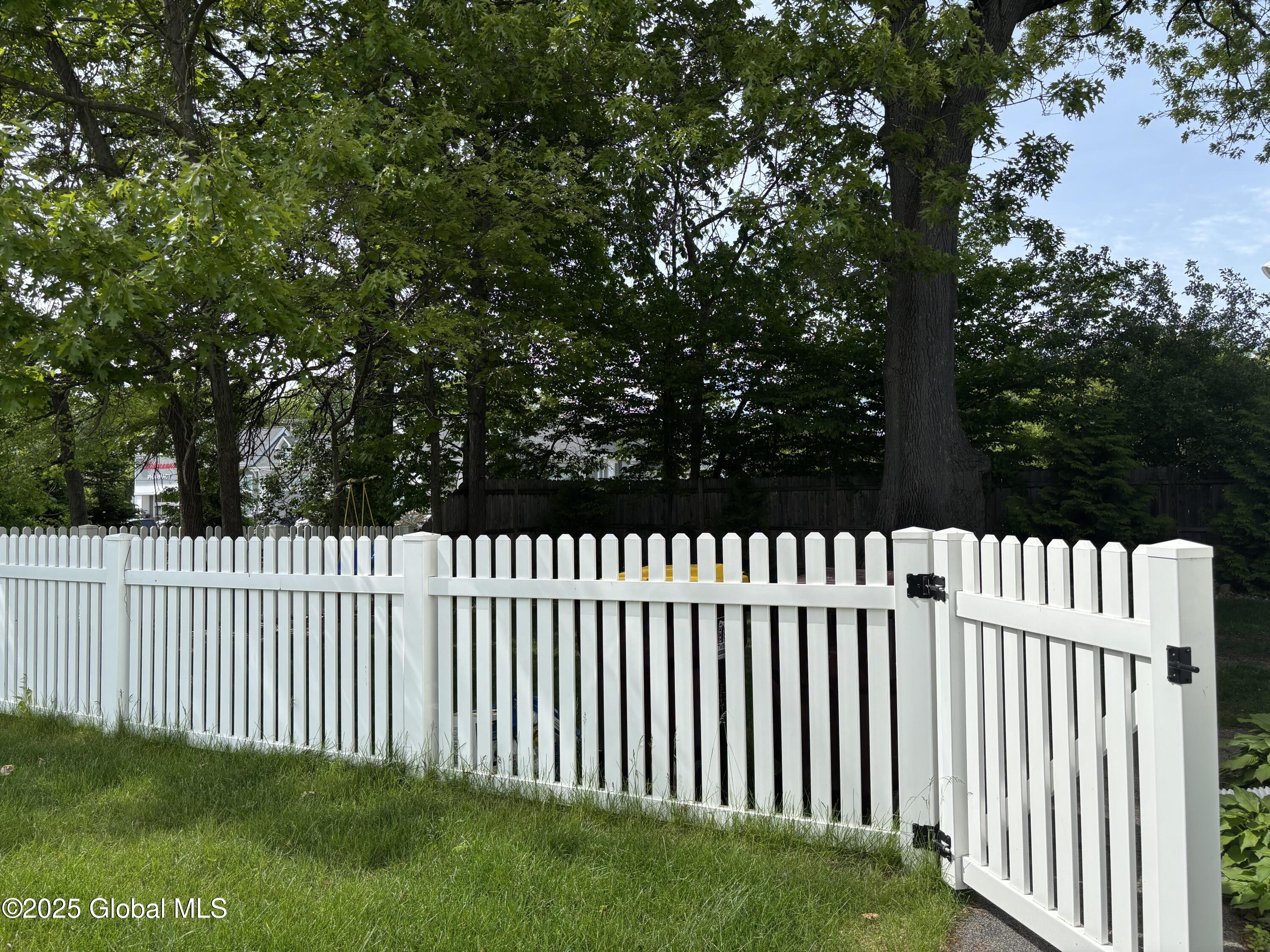 21 St Charles Place, Saratoga Springs, New York image 10