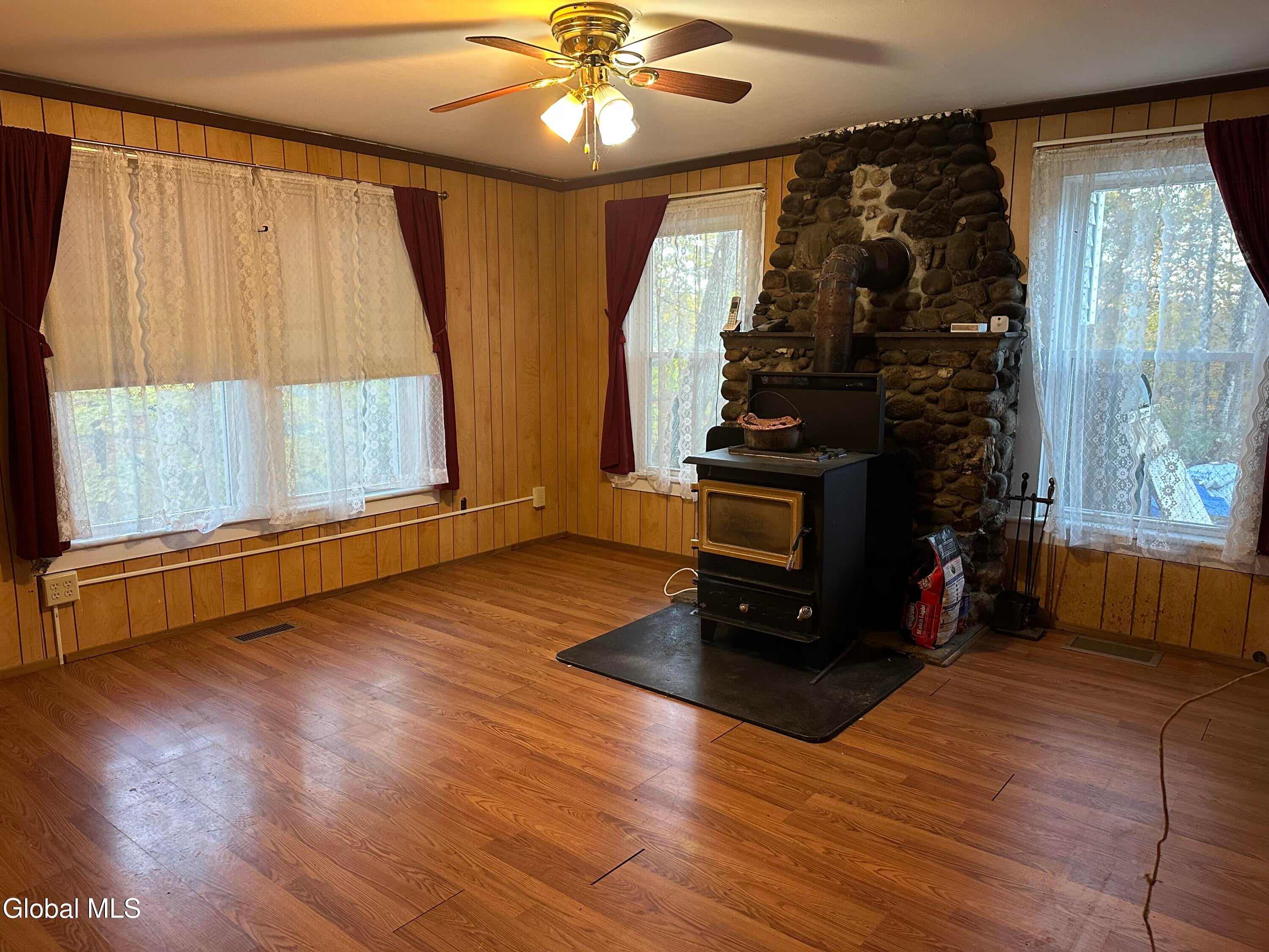 33 Hill Cottage Road