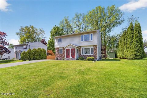 Photo of 5 Deer Path Drive, Colonie, NY 12205 (MLS # 202616839)