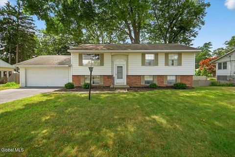 Photo of 4 Iroquois Drive, Saratoga Springs, NY 12866 (MLS # 202513226)