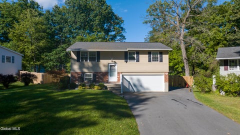 Photo of 10 Deerleap Place, Saratoga Springs, NY 12866 (MLS # 202626331)
