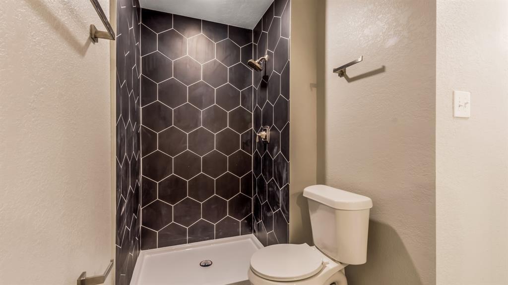 445 E Castle Harbour Drive, Friendswood, Texas image 31