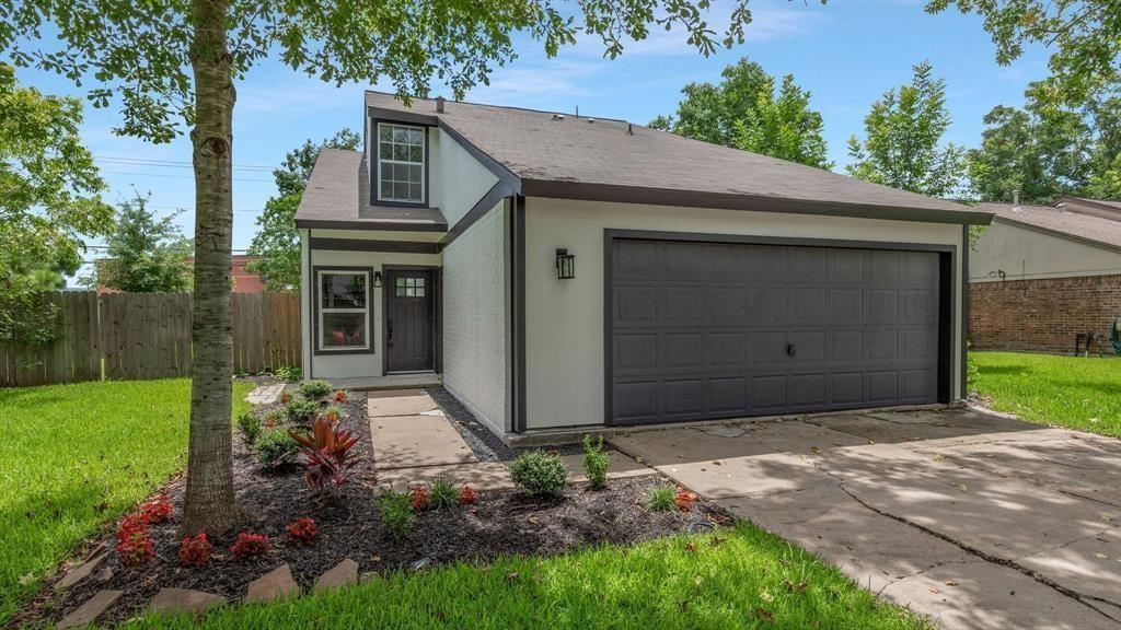 445 E Castle Harbour Drive, Friendswood, Texas image 1
