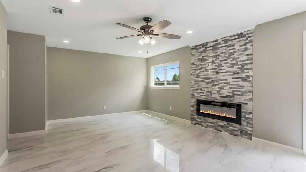 445 E Castle Harbour Drive, Friendswood, Texas image 16