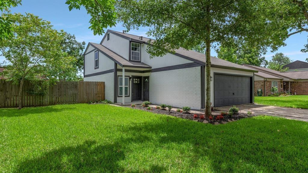 445 E Castle Harbour Drive, Friendswood, Texas image 2